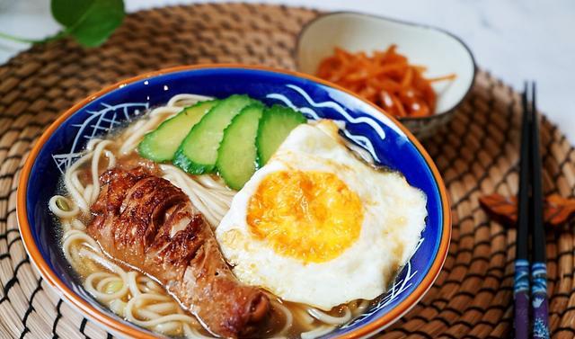 葱花|周末清晨我十分钟做好这碗面，有肉有蛋汤更鲜，家人连夸再来一碗