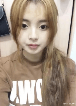 白甜|初中毕业去打工，出道两年登上福布斯名人榜，杨超越真是傻白甜？