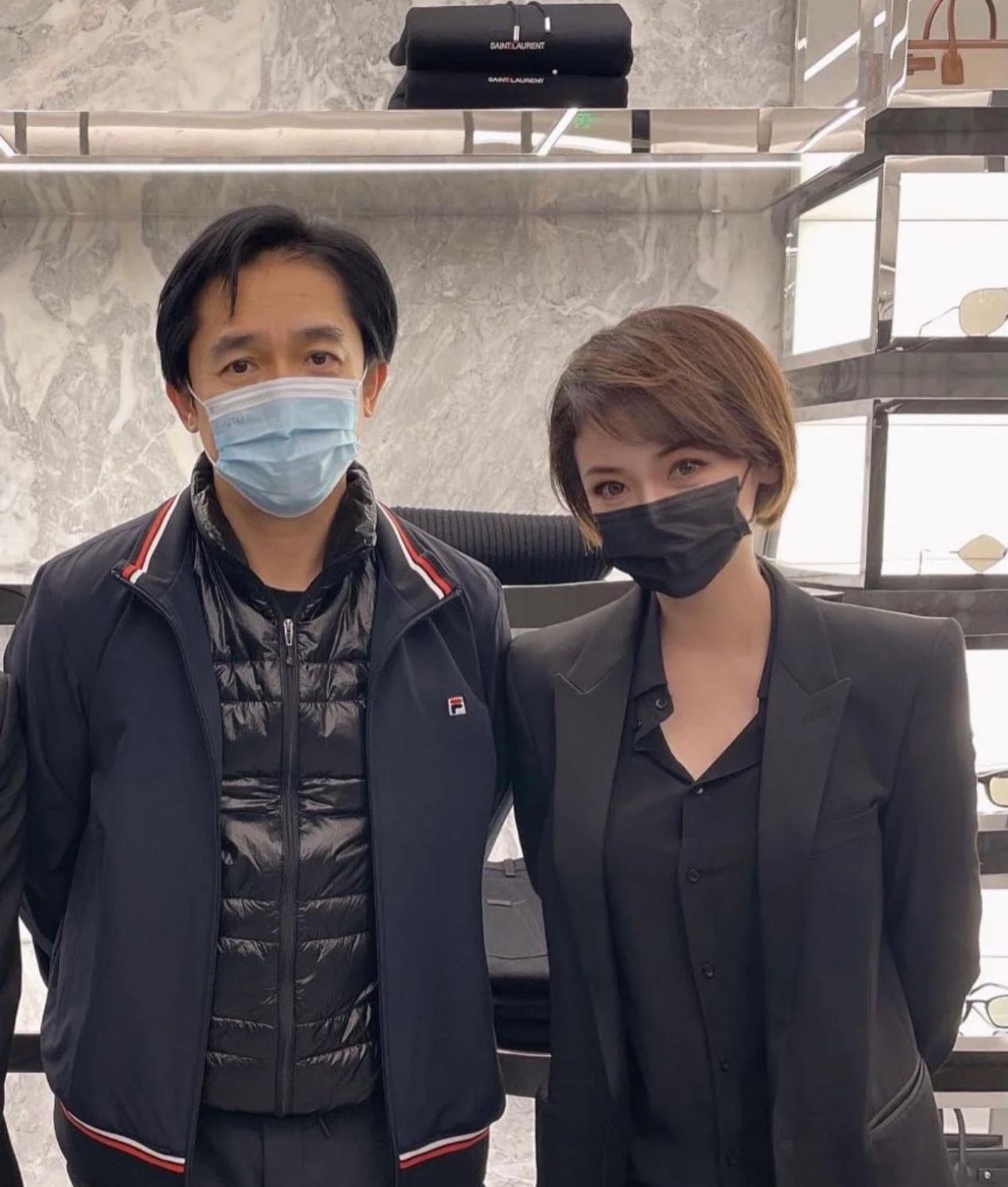 梁朝伟 59岁梁朝伟真会打扮！穿500 夹克配小脚裤合影，发际线后移显沧桑