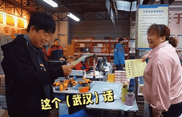 音乐节拍|47岁黄渤电梯前热舞！扭动腰肢表情搞怪，穿花衬衫太新潮