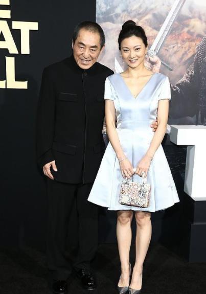 张艺谋 张艺谋晒出全家照，妻子陈婷穿小洋裙好减龄，跟孩子看不出年龄差