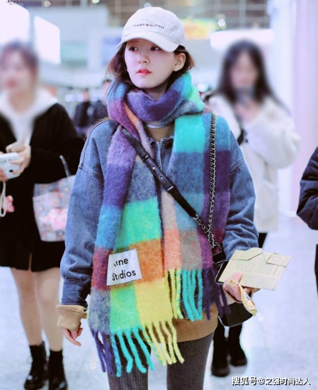 显得 搭配围巾这套一来保暖又好看，实在是聪明