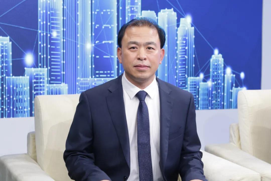 王传华博士孙其国先生王传华先生,孙其国先生与主持人杨楠合影留念"苟