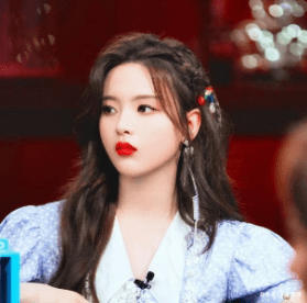 白甜|初中毕业去打工,出道两年登上福布斯名人榜,杨超越真是傻白甜?