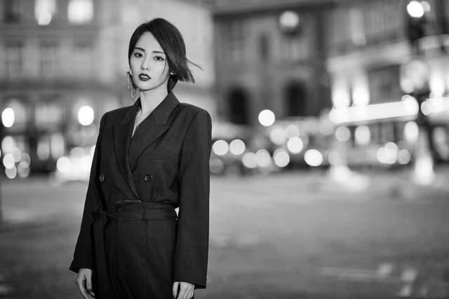 整体 张嘉倪的身材太迷人,鹅黄流苏旗袍淑女有气质,微卷长发俏皮可爱