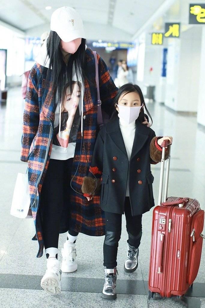 李小璐 李小璐携女儿走机场，6岁甜馨一身拼接西装比妈妈格纹大衣还有范