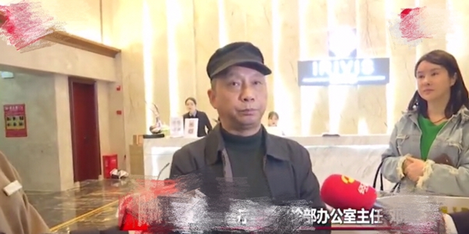 胸部女子花27万做10项整容手术，结果越整越丑：胸部都垫到接近脖子了
