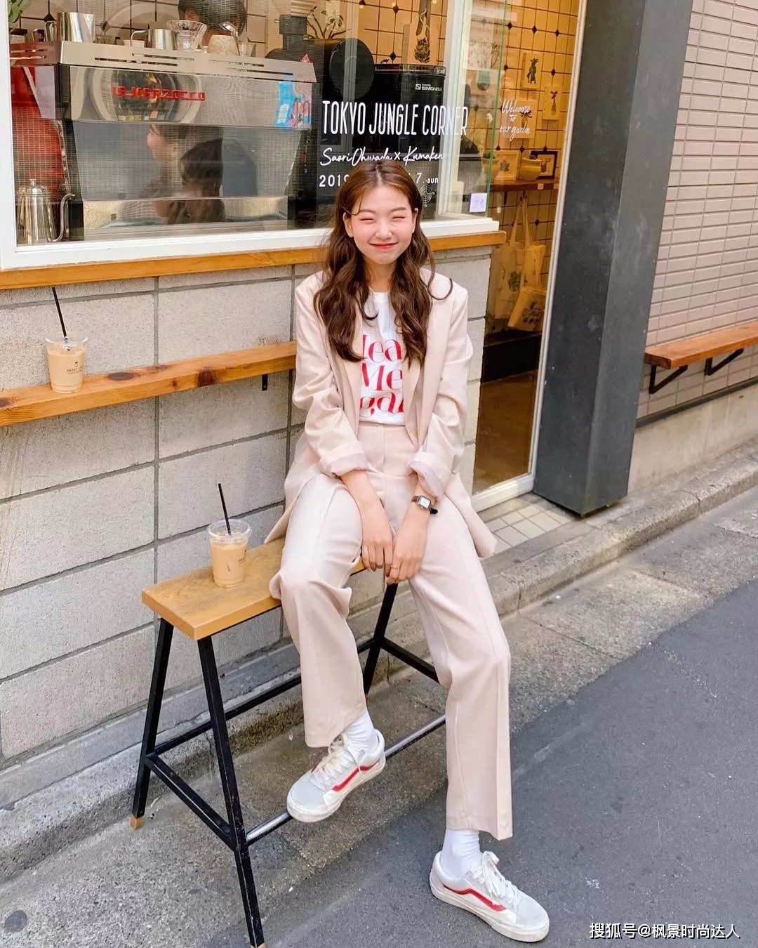 王道 奶茶色就是王道！穿上这个201最百搭配色，从头到脚怎么搭、怎么好看！