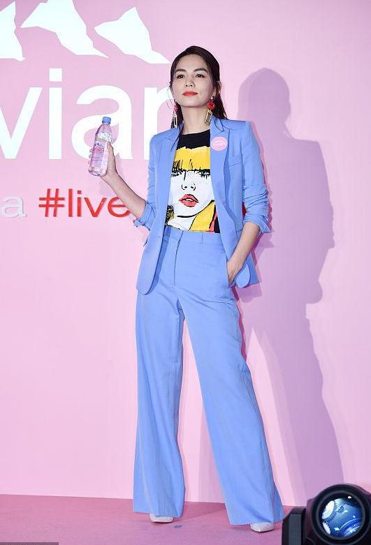 漂亮 陈嘉桦当妈后变化真挺大的，不仅越来越有女人味，还带着女财阀感