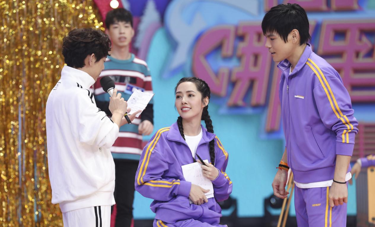 马海毛 郭碧婷久违露面，穿马海毛毛衣配紧身裤走机场，毫无二胎迹象