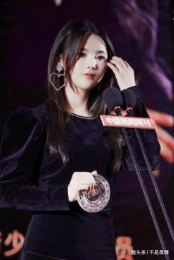 白甜|初中毕业去打工，出道两年登上福布斯名人榜，杨超越真是傻白甜？