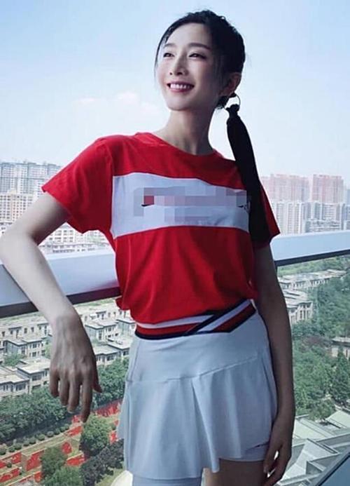 短裙 迪丽热巴、赵丽颖又把短裙带火了,白短袖黑短裤,优雅时尚还好看