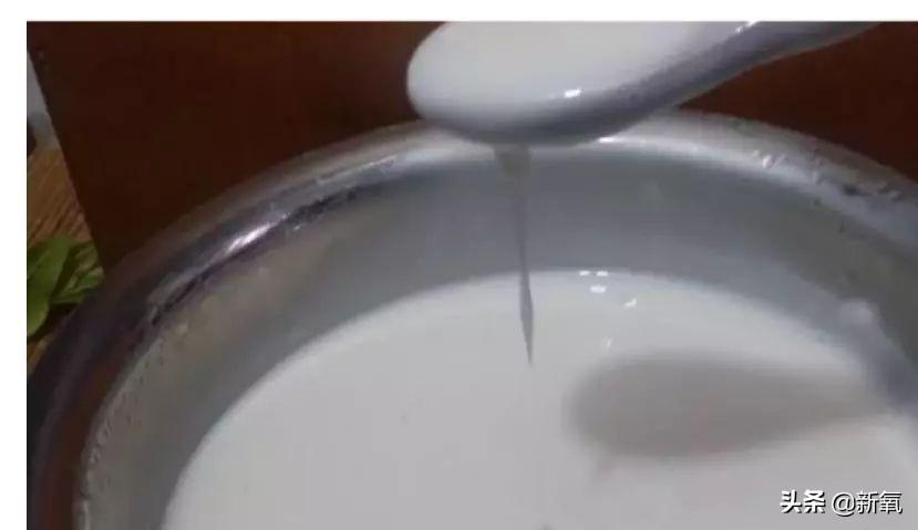植物热巴为显白疑似浑身涂粉，结果粉把毯子染白，场面尴尬
