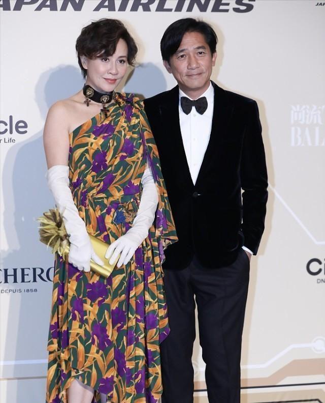 梁朝伟 59岁梁朝伟真会打扮！穿500 夹克配小脚裤合影，发际线后移显沧桑