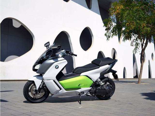 宝马400cc排量的踏板摩托车，设计真的是天马行空