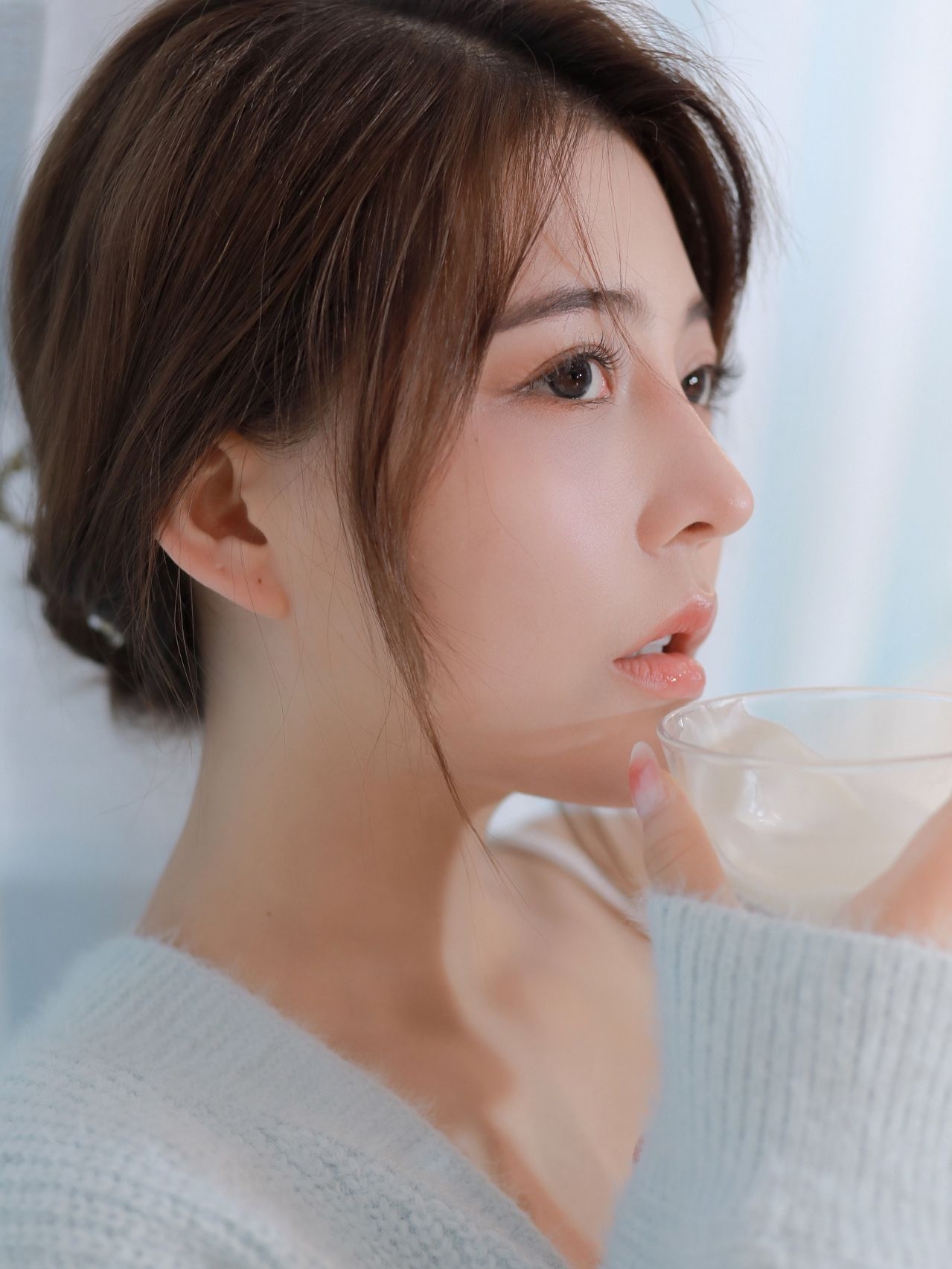 何静雯就是其中一个,她特别的显眼,身高有168,身材匀称,肤白貌美,一双