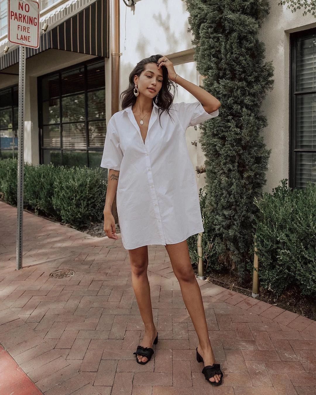 chic 穿衣搭配女：不妨直接将男友的大一号衬衫穿起，还可以秀的一手好恩爱