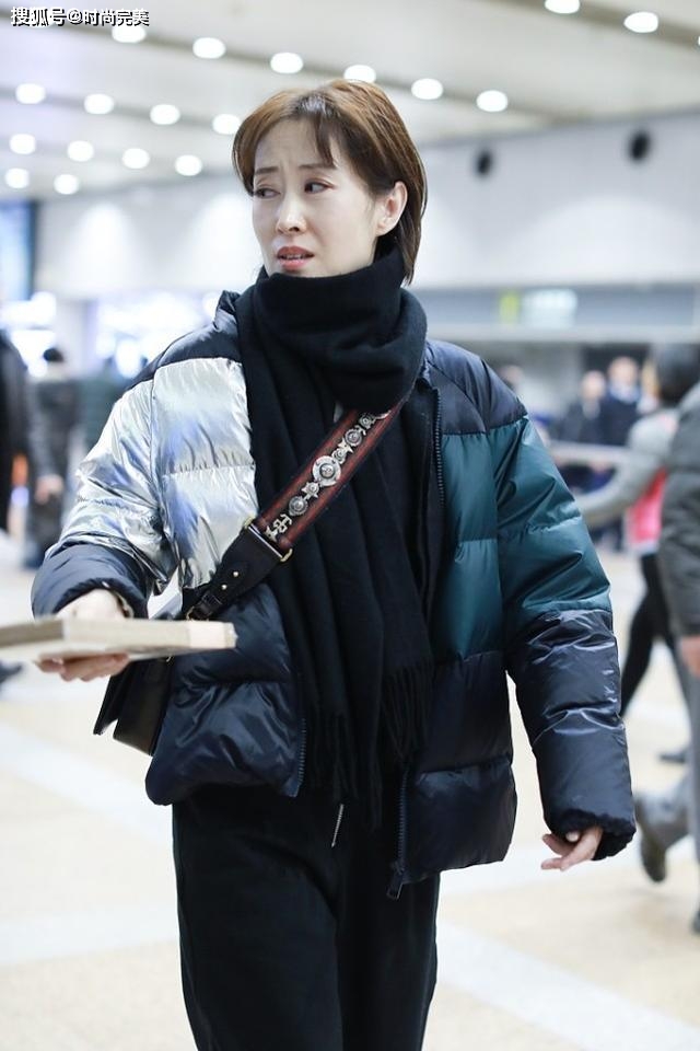 刘敏涛 刘敏涛私下真接地气，身穿拼接棉服配运动裤，一点没有明星架子