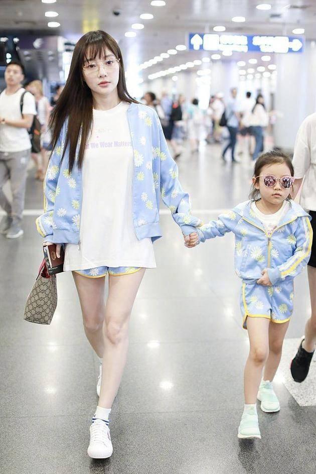 李小璐 李小璐携女儿走机场，6岁甜馨一身拼接西装比妈妈格纹大衣还有范