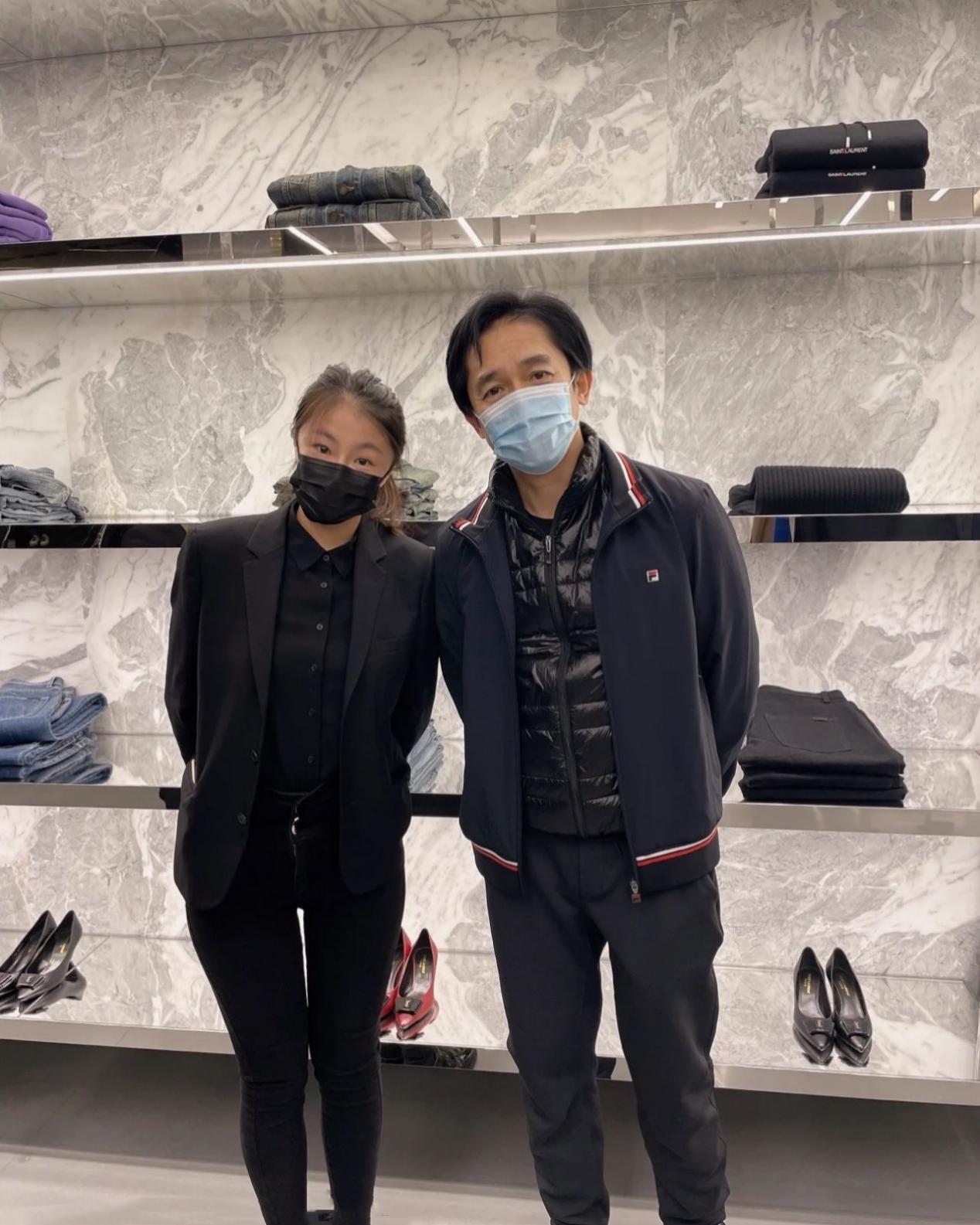 梁朝伟 59岁梁朝伟真会打扮！穿500 夹克配小脚裤合影，发际线后移显沧桑