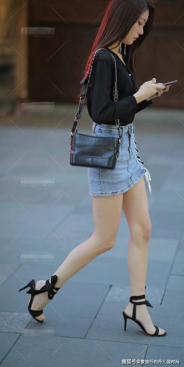 短裙 街拍小姐姐身穿黑色v领衬衫搭配牛仔裙，甜美又有时尚感