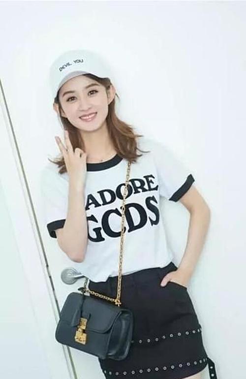 短裙 迪丽热巴、赵丽颖又把短裙带火了,白短袖黑短裤,优雅时尚还好看