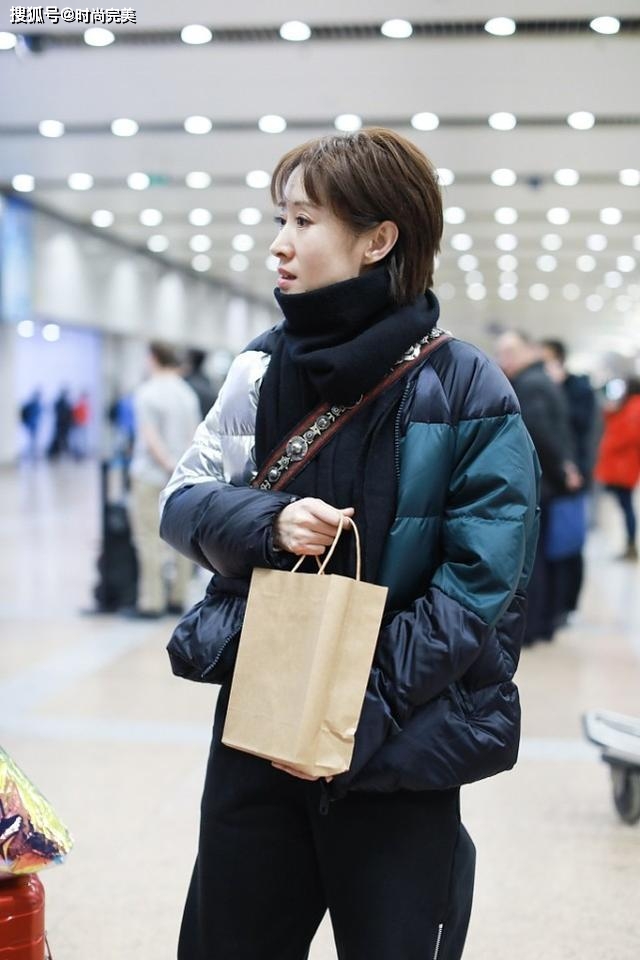 刘敏涛 刘敏涛私下真接地气，身穿拼接棉服配运动裤，一点没有明星架子