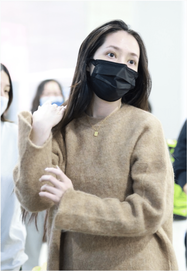 行李箱 郭碧婷现身机场，用行李箱推着女儿跑，看到镜头迅速遮挡女儿正脸