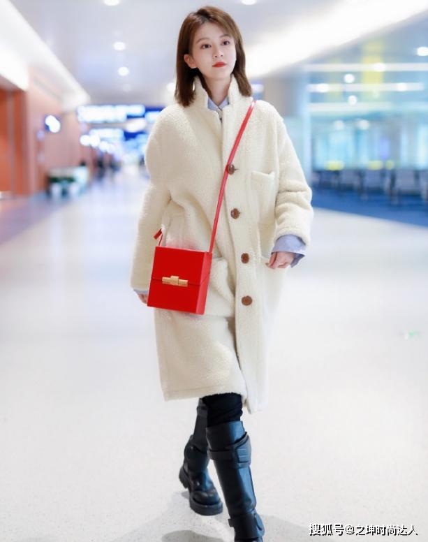 注入 军工风马丁靴可以说为这套搭配注入了一丝个性，瞬间拒绝中庸