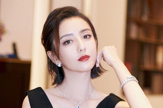 舞姿佟丽娅光脚热舞！穿西裤劈叉轻松自如，身材苗条腹部肋骨突出明显