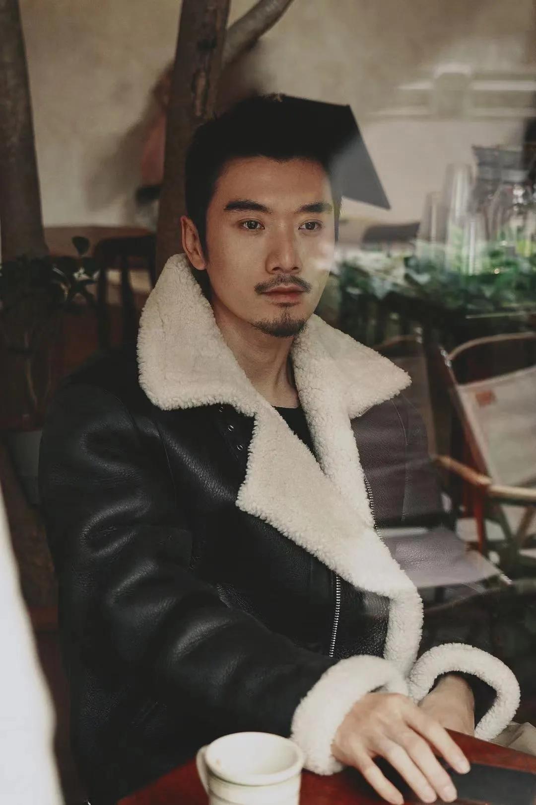 演员夏望曝冬日写真,眼眸深邃尽显熟男魅力