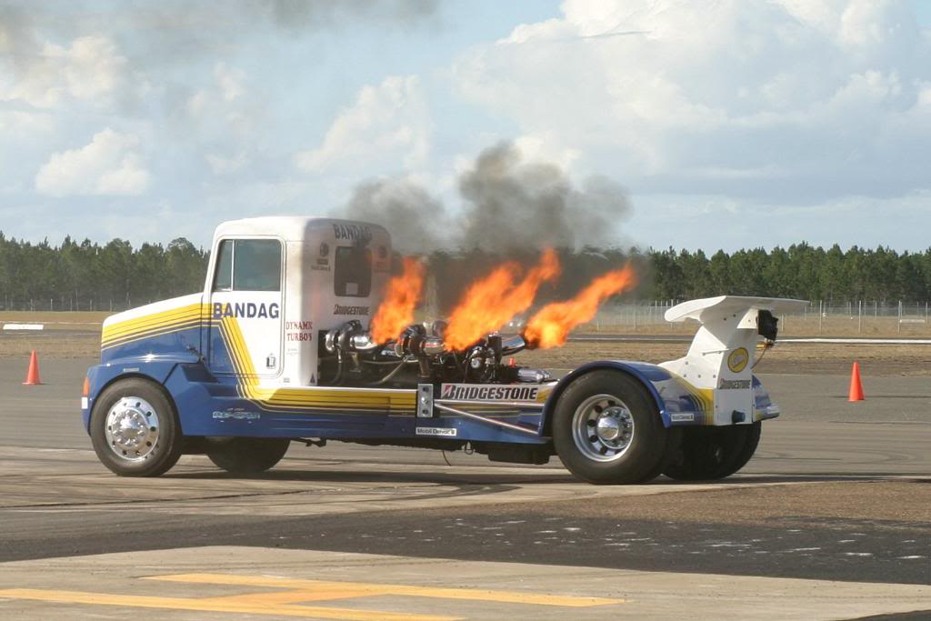 装有小型喷气发动机的牵引车 启动时火花很耀眼 喷气式 装有小型喷气发动机的牵引车 启动时火花很耀眼 喷气式