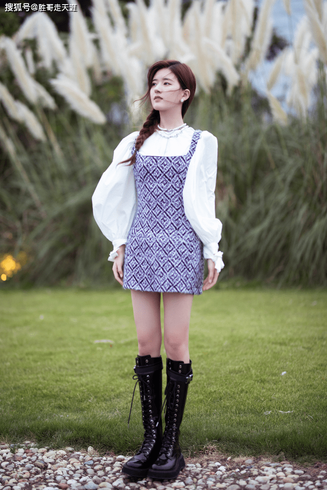 西装 “初恋女孩”赵露思，秋冬穿搭“上暖下凉”？一般人hold不住