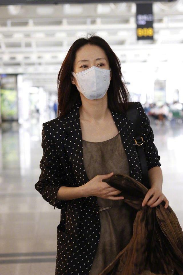 刘敏涛 刘敏涛真是气质女神！波点西装搭配连衣裙沉稳大气，女人味十足