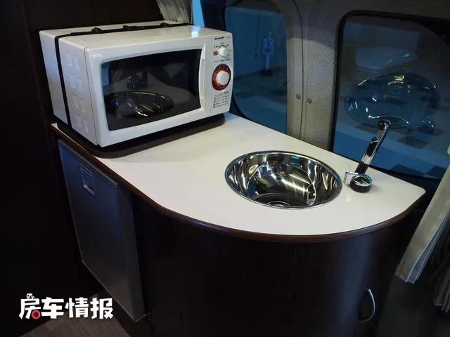 最后就是位于车厢尾部的简易卫生间,既提供了马桶也带有翻折的洗手