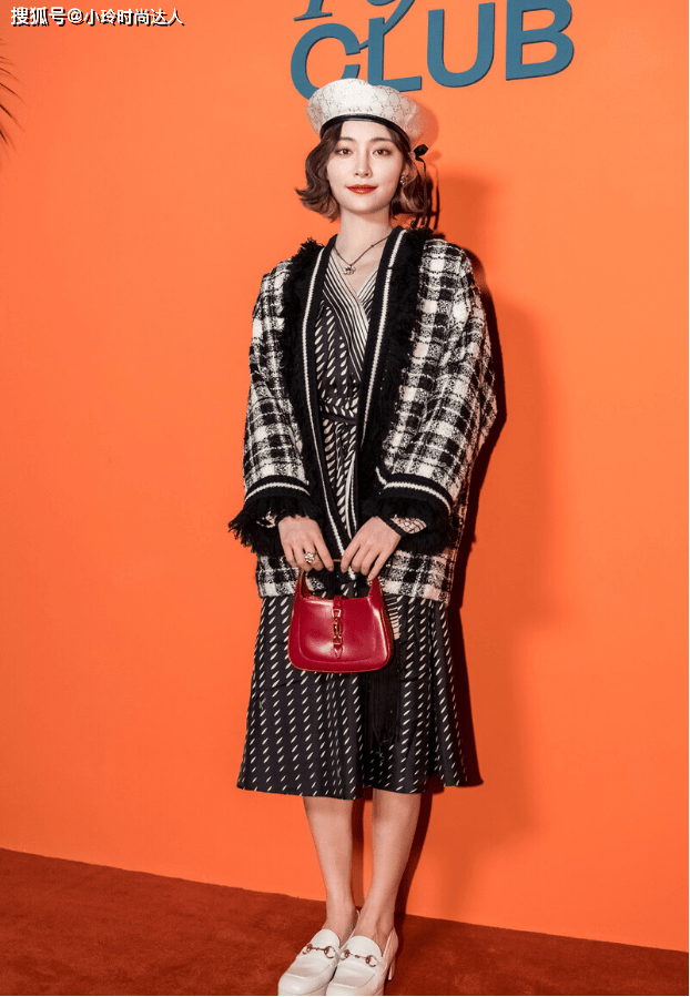 职场 这一季被法式风毛呢裙吸引,简约高级太优雅了,难怪潮人也在穿