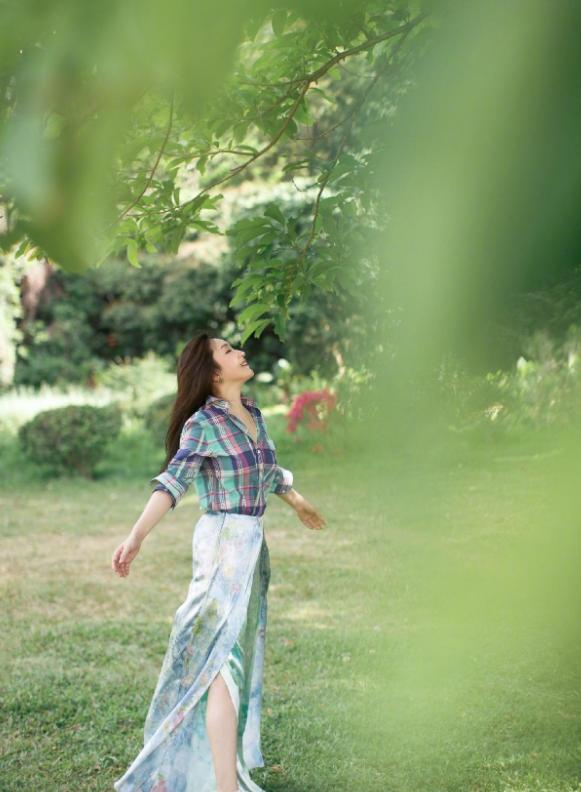 杨钰莹 奔五的杨钰莹不会老吗？衬衫配印花半裙青春靓丽，状态如19岁少女