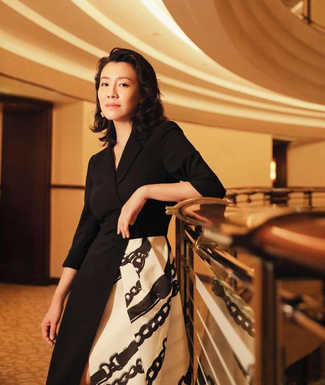 发型 刘琳终于换发型！复古卷发配黑色连衣裙摩登精致，尽显东方韵味美