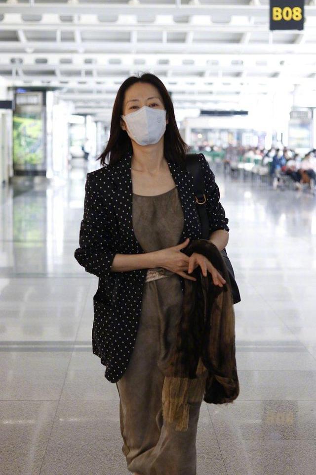 刘敏涛 刘敏涛真是气质女神！波点西装搭配连衣裙沉稳大气，女人味十足