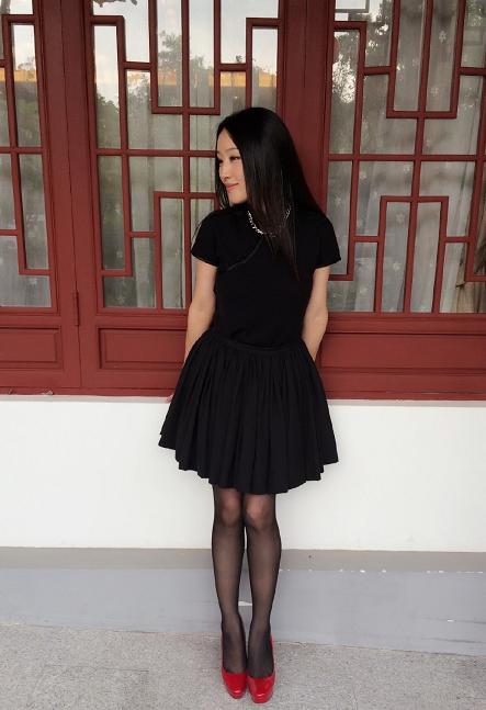 黑长直 49岁杨钰莹简直逆生长！黑色连衣裙优雅高贵，配黑长直发型似18岁