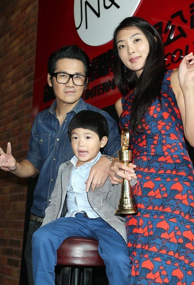 魅力 吴速玲曹格罕见同框！一袭印花连衣裙优雅高贵，高级脸太抢镜