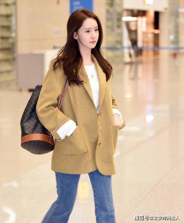 短裙 允儿不像一般爱爱豆那么甜腻，在穿搭方面有自己独特的味道