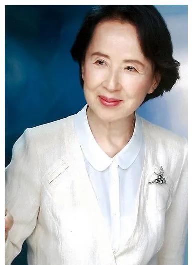 赫本那些老去的美人，赫本、俞飞鸿、陈数、她们真的没有皱纹吗？