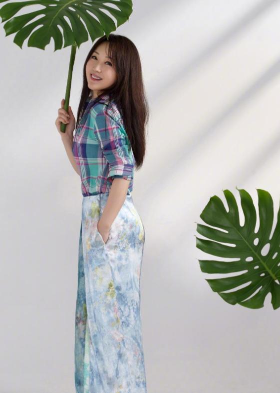 杨钰莹 奔五的杨钰莹不会老吗？衬衫配印花半裙青春靓丽，状态如19岁少女