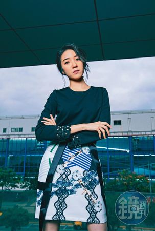 陈柏霖醉搂郭雪芙!9年女友冻卵婚期成谜…搭肩女神酒吧狂欢