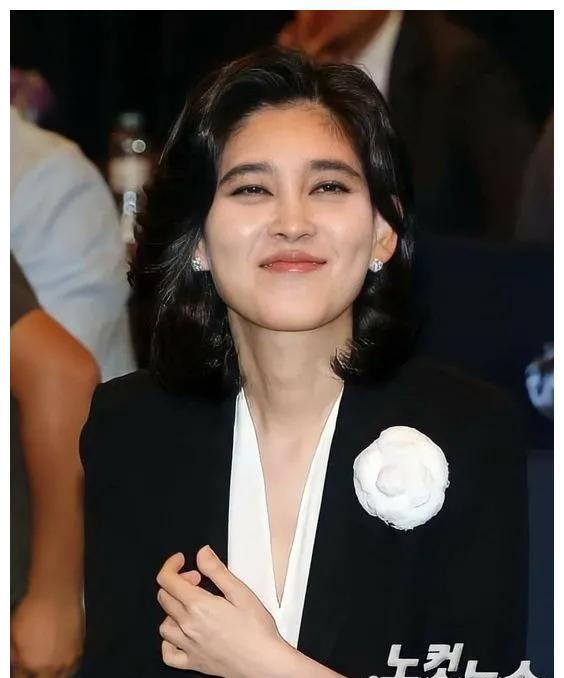 赫本那些老去的美人，赫本、俞飞鸿、陈数、她们真的没有皱纹吗？