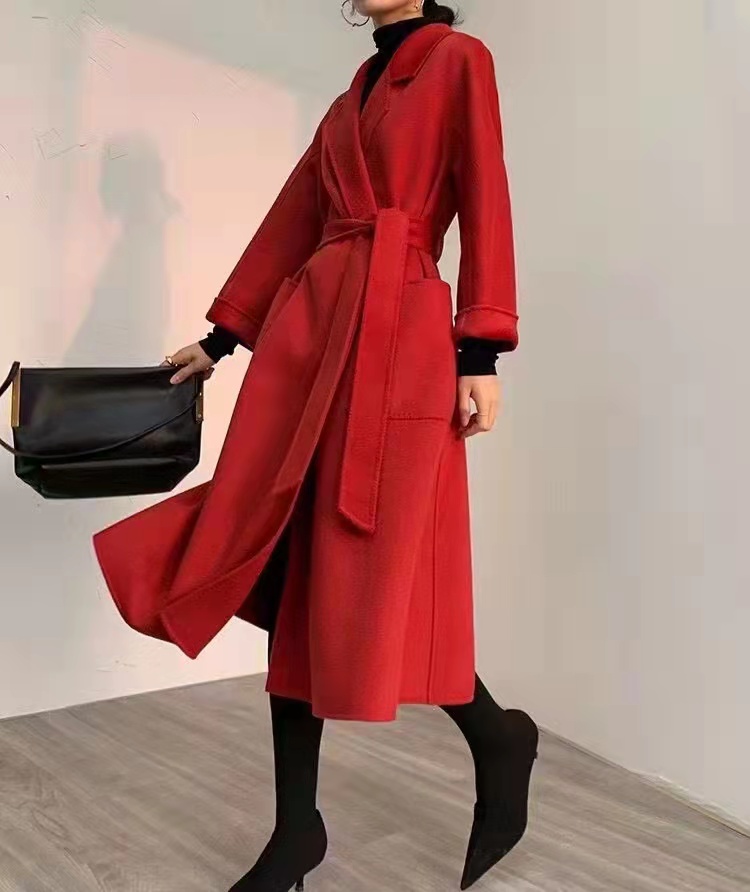 感觉 丢掉你的驼色卡其大衣吧,这些亮色大衣更强势吸睛,高级又不俗气