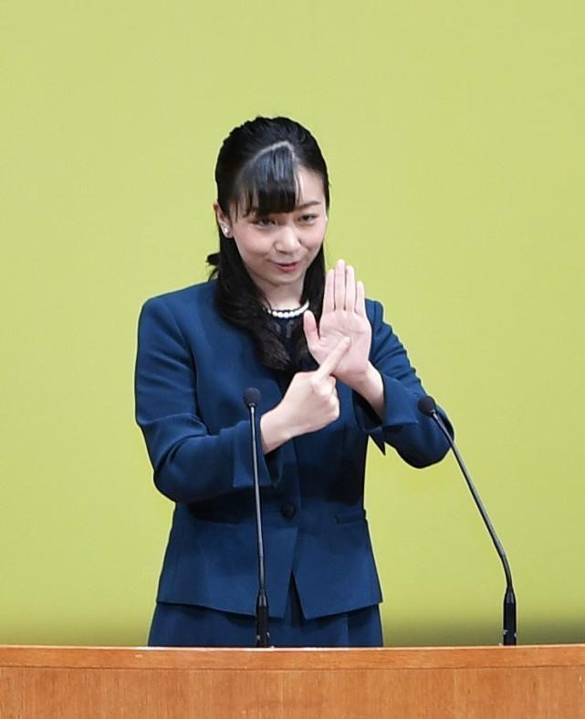 呢子 佳子公主的穿搭适合秋冬，深色服装温暖又舒适，穿起来也很显身材