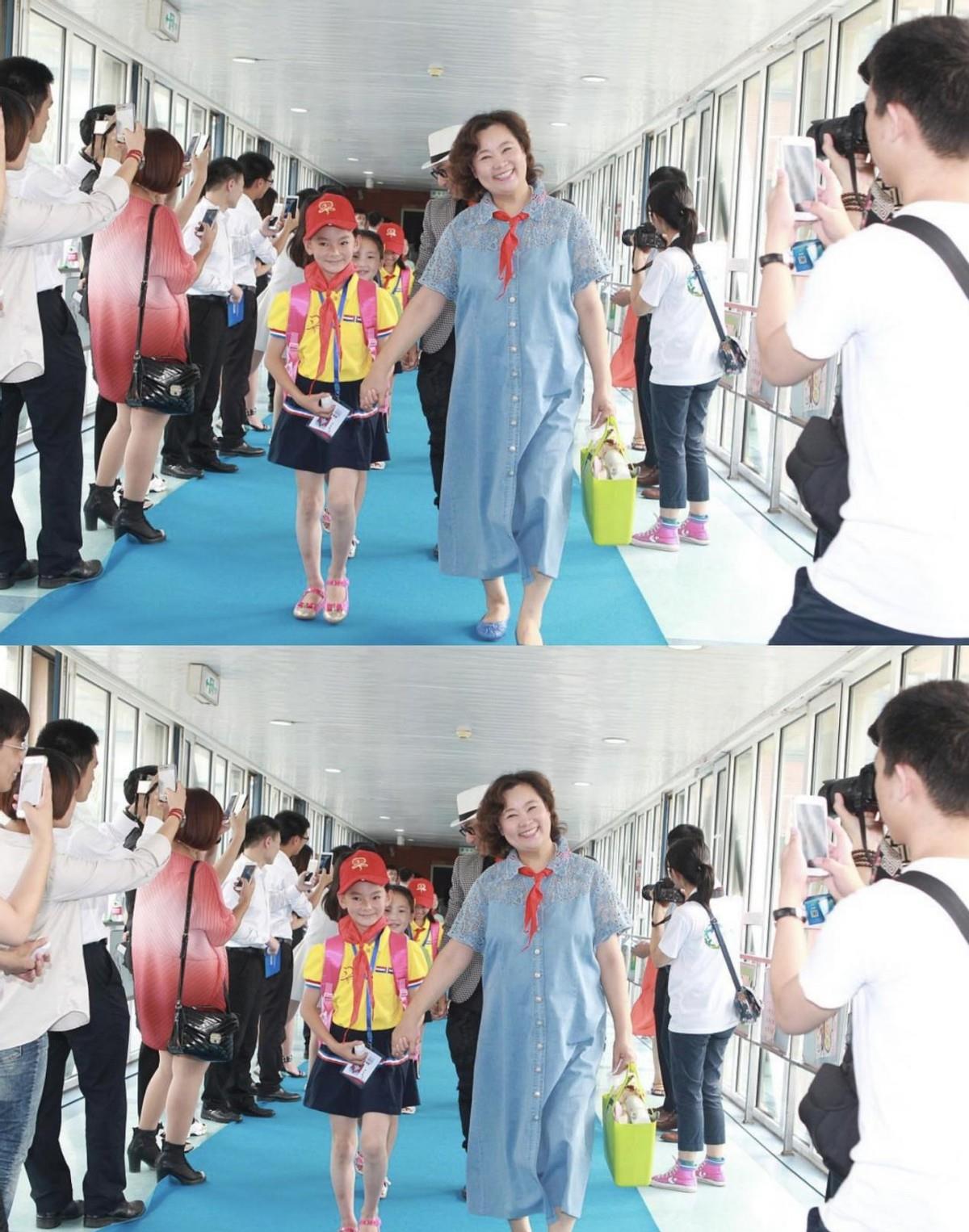 建议 女人过了50岁建议穿长裙，优雅与高级并存，方青卓奶奶也在穿