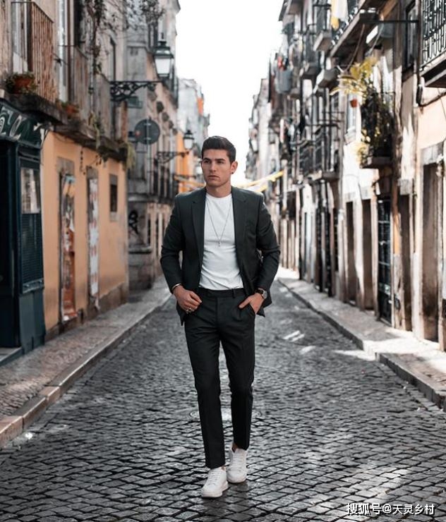 西裤 穿西裤一直搭配皮鞋?风格太单调了,换运动鞋试试,造型时髦出众